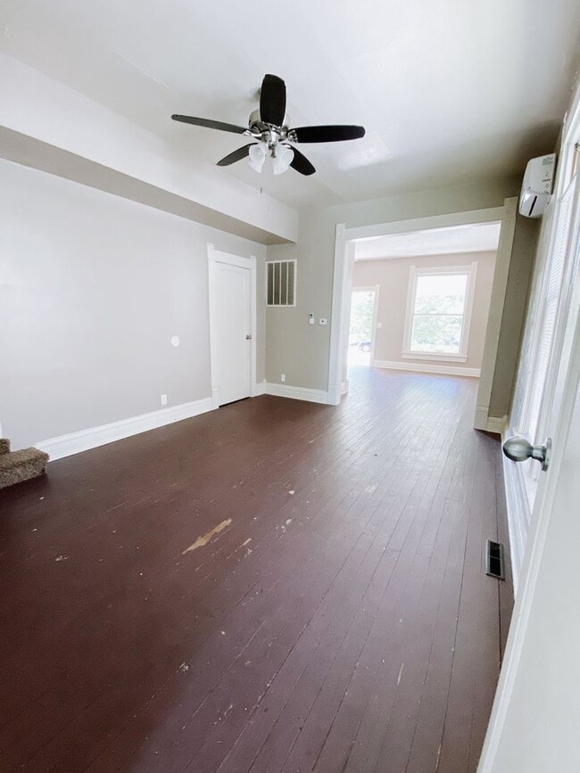 Building Photo - 2 bedroom and 1 bathroom duplex