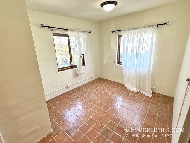 Building Photo - Charming 2Bed 2bath In Hollywood Hills