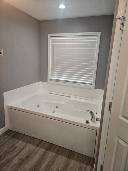 Building Photo - 648 Racquet Club Dr