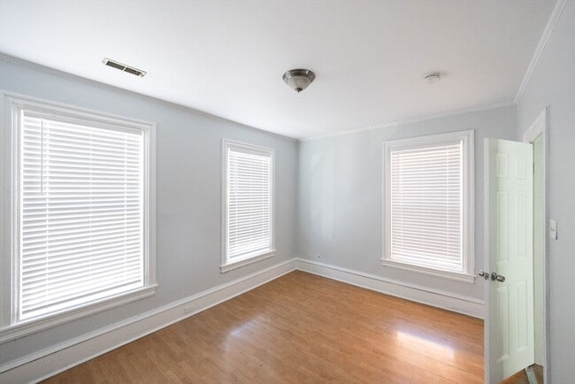 Building Photo - 10 Sycamore St