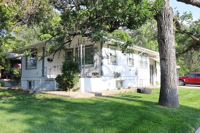 Building Photo - 6 bedroom 2 bath home