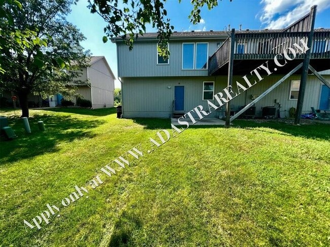 Building Photo - Spacious Shawnee Townhome 3 Bed/3 Bath-Ava...