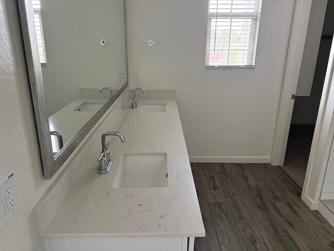 Building Photo - Modern 3-Bedroom + Loft + Den in Gated Pho...