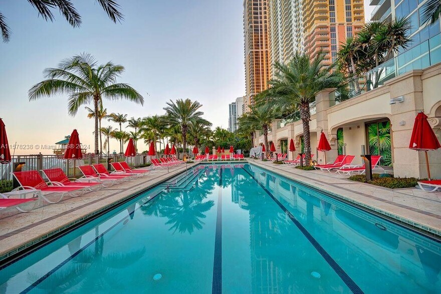 Building Photo - 17901 Collins Ave