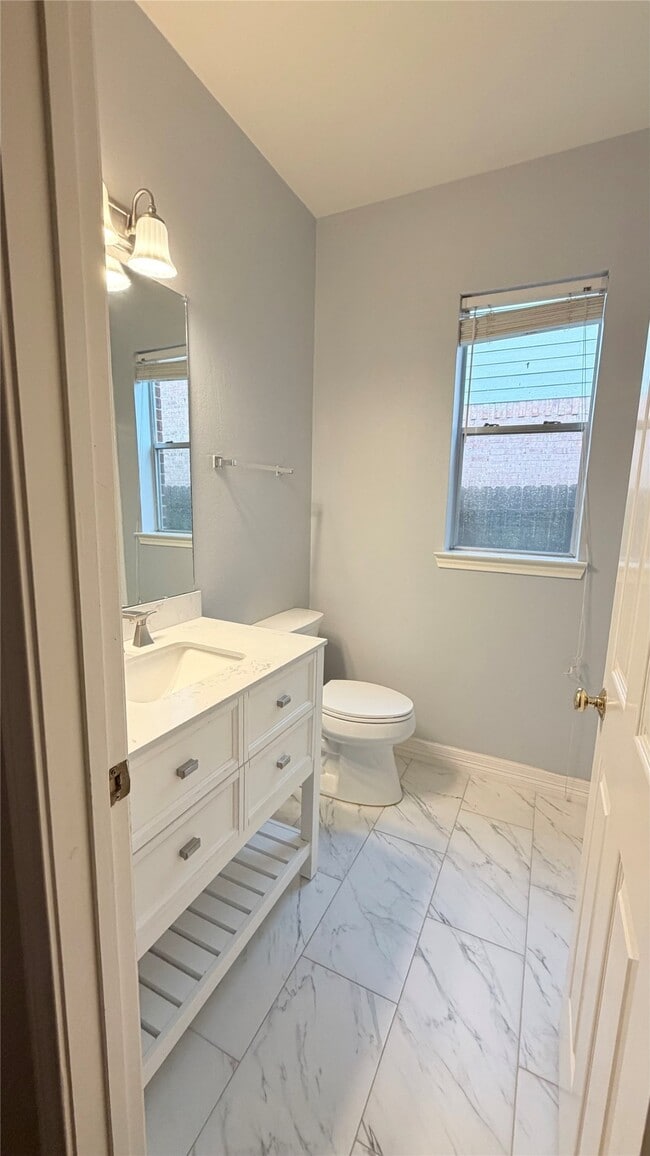 Building Photo - 2218 Blue Rose Dr