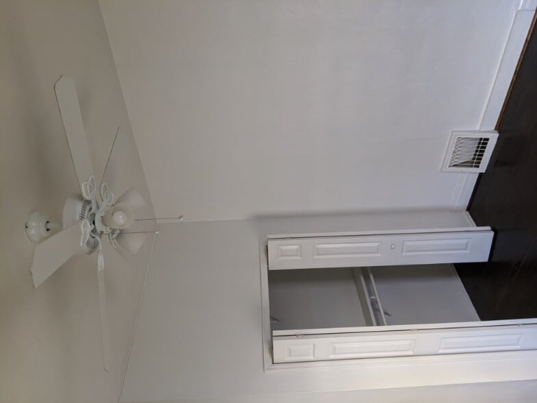 Building Photo - 721 Main St