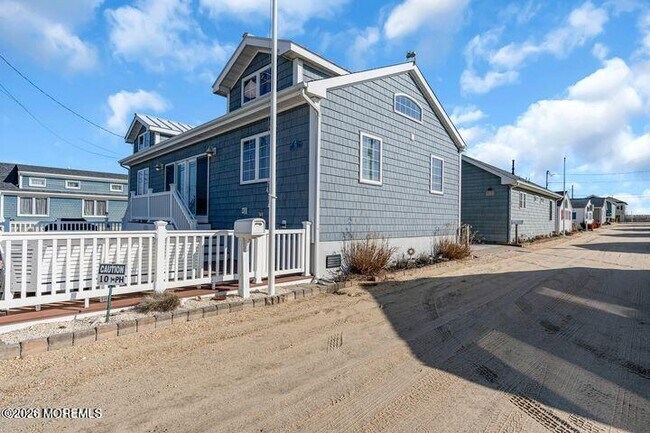 Building Photo - 28 E Bonita Way