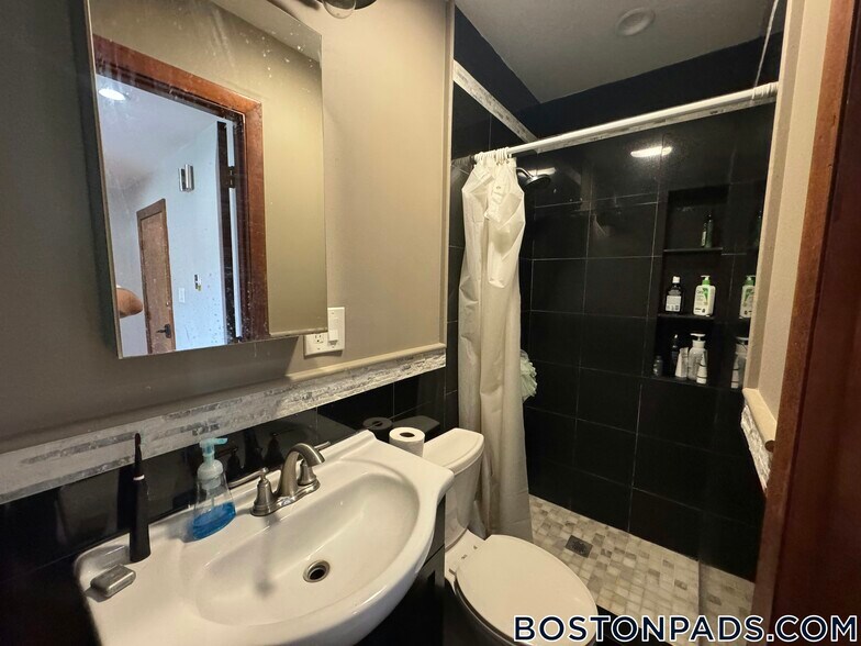 Building Photo - 230 Brookline St