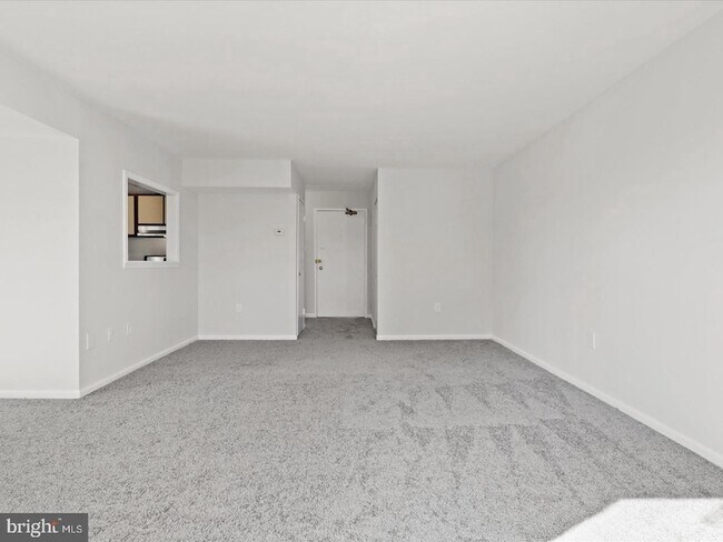 Building Photo - 33 Canterbury Square