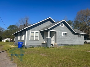 Building Photo - 1006 Nelson Blvd