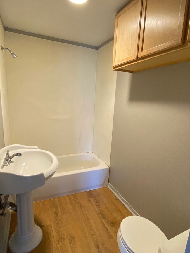 Building Photo - 2 Bed 1 Bath Now Available