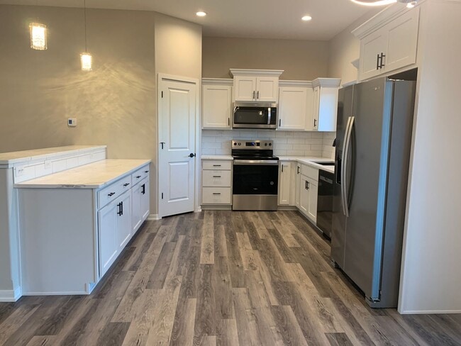 Building Photo - Spacious 2-Story with 3 bedrooms/2.5 bathrooms off N 27th and I-80