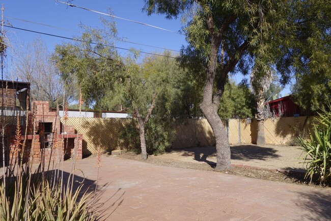 Building Photo - 2 bedroom, 1 bath house with a den in Sam ...