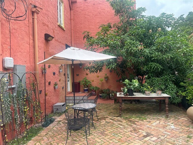 Building Photo - 915 Ferdinand St