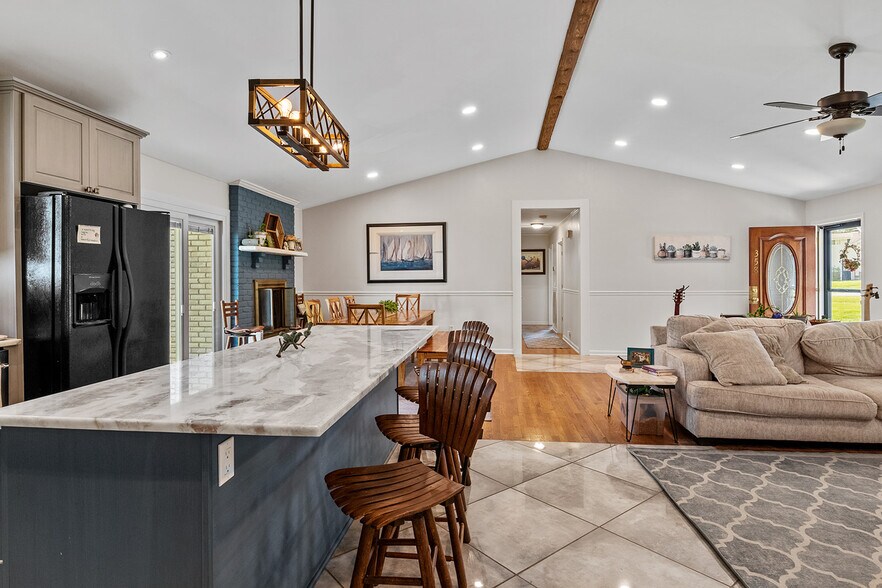 Building Photo - 358 Twin Oaks Dr