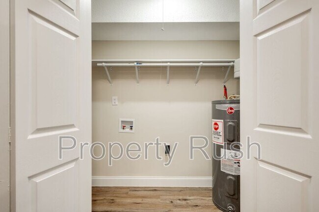 Building Photo - 2323 Green Forest Dr