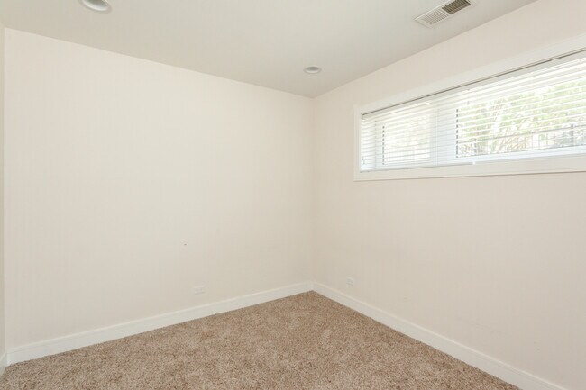 Building Photo - 3508 N Sacramento Ave