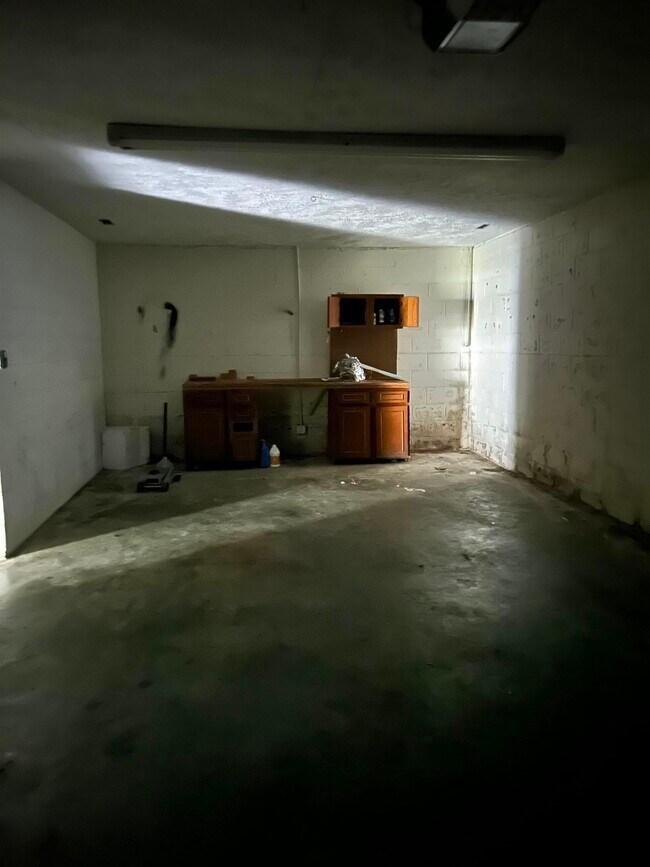Building Photo - 635 Blackstone Dr