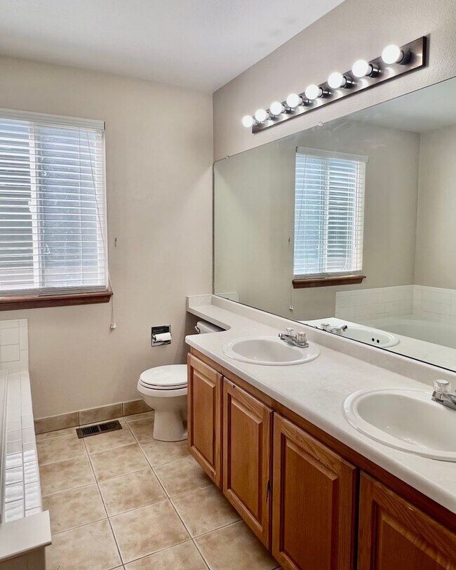 Building Photo - Wonderful 5 Bed/4 Bath Home Located on Qui...