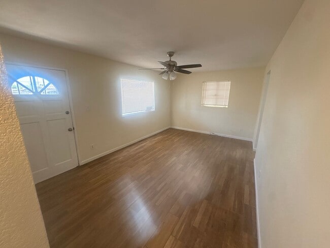 Building Photo - 2746 W Glenrosa Ave