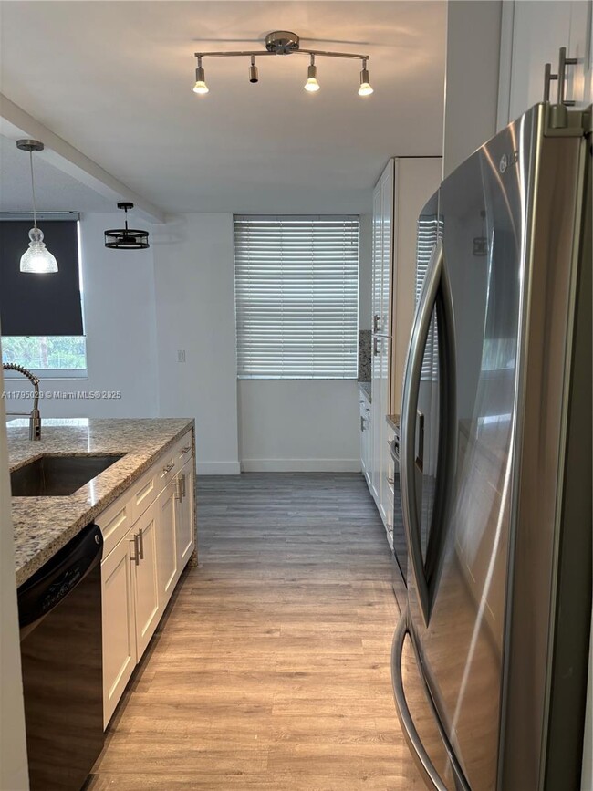 Building Photo - 2 bedroom in Hollywood FL 33021