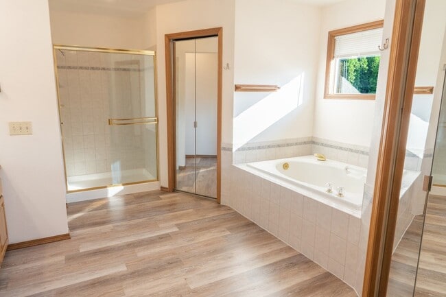 Building Photo - 3Bd/2.5Ba Bellevue House( Newport Hill)