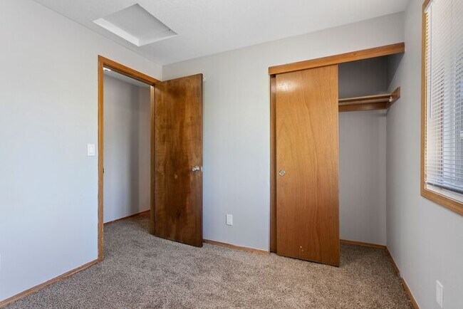 Building Photo - 3 bedroom townhouse with Garage!! Wont las...