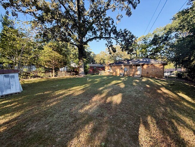 Building Photo - Home for Rent in Little Rock!
