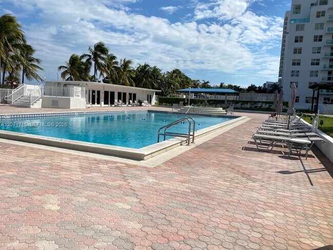 Building Photo - 5005 Collins Ave