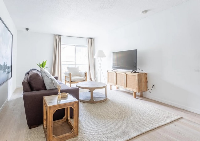 Building Photo - Cutest 2 Bed/ 1 Bath Near UF-Furnished!