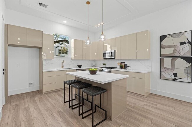 Building Photo - 905 Woodcrest Dr