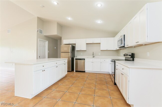 Building Photo - 717 Little Rock St E