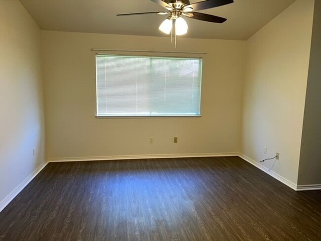 Building Photo - Vineyard home with luxury vinyl plank. Close to schools, shopping and transportation.