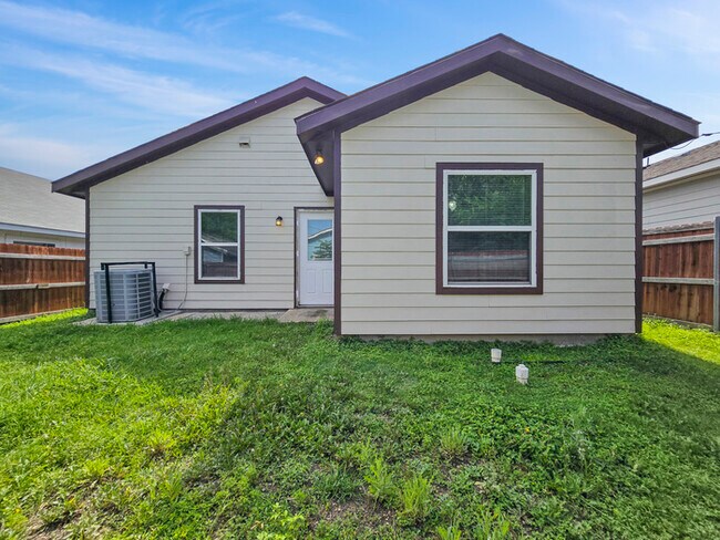 Building Photo - 1332 Dreiss St