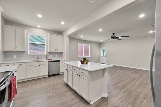 Building Photo - 3346 Torrey Pines Dr