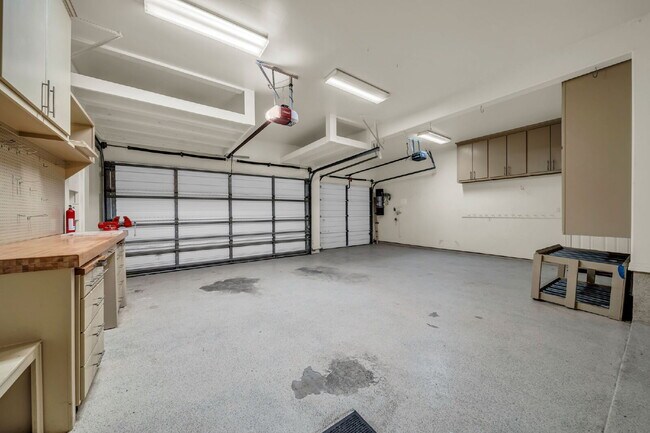 Building Photo - Exceptional 5-bedroom home (2 down) in des...