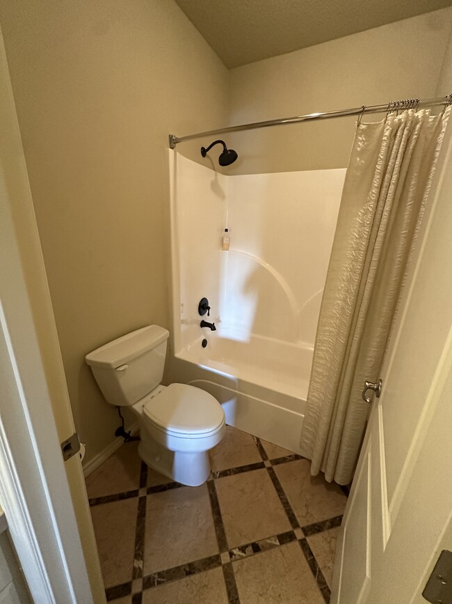 Spacious bathtub/ shower - 1404 SW Dickinson Ln