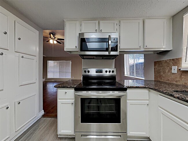 Building Photo - 8615 Riverside Walk Ln