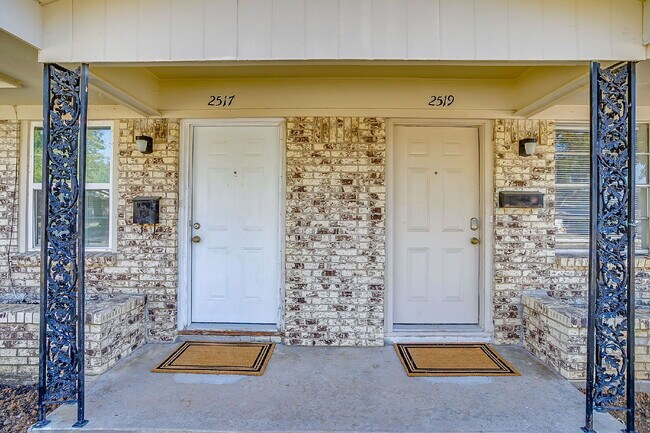 Building Photo - Cozy 2-Bed Duplex Available for Immediate ...