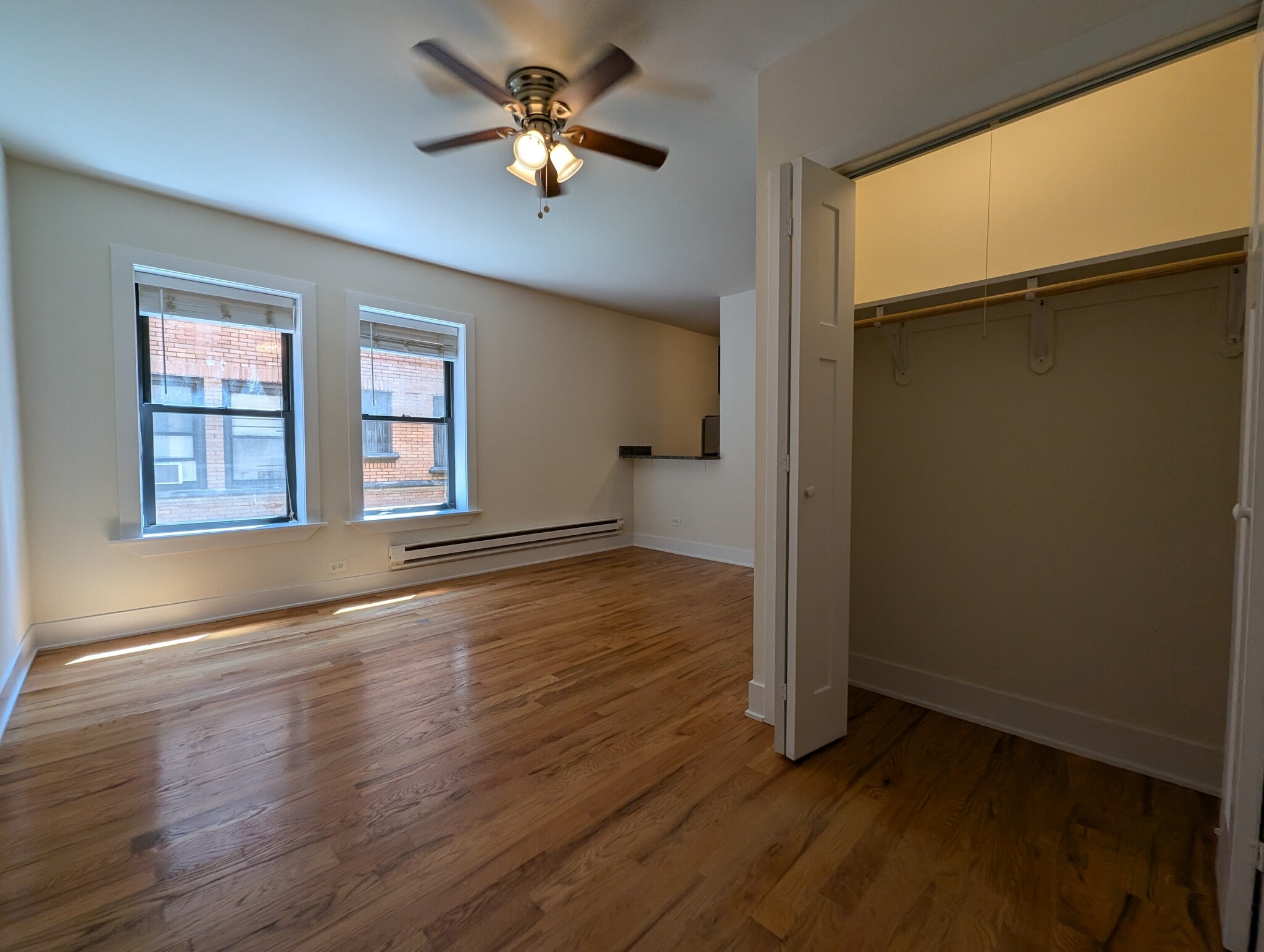 Building Photo - 813 W Cornelia Ave