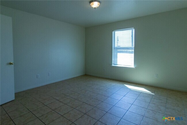 Building Photo - 400 Justin Ln