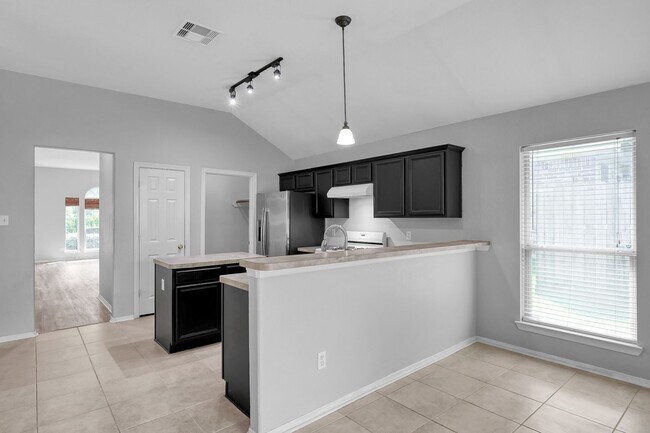 Building Photo - Cozy and quiet 4 bed 2 bath
