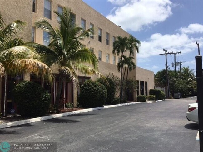 Primary Photo - 2716 S Dixie Hwy