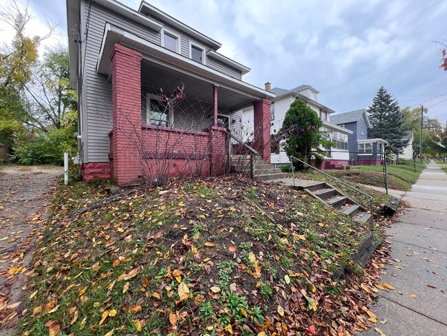 Building Photo - Adorable Three Bedroom Home!