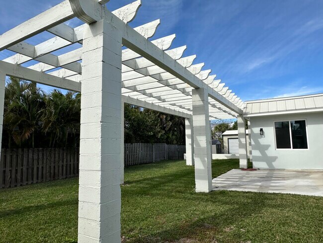 Building Photo - 1123 Granada St