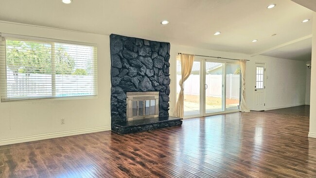 Building Photo - Mid Century Modern - 4 Bedroom Carlton Terrace Pool Home