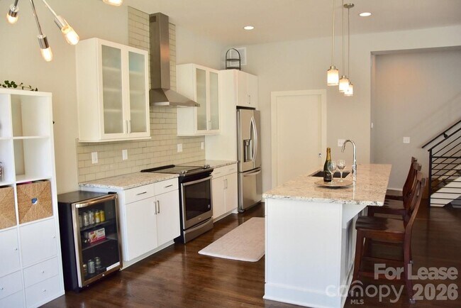 Building Photo - 916 Westbrook Dr