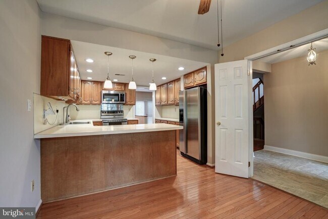 Building Photo - 71 Amity Dr
