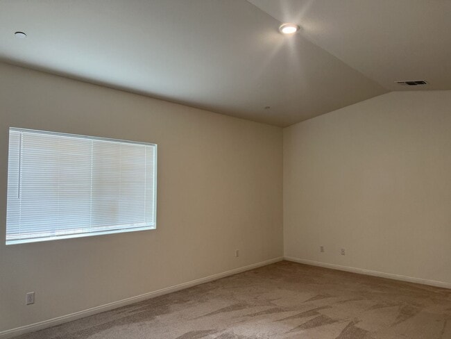 Building Photo - 4 Bedroom 2 Bath