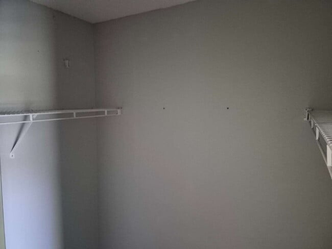 Building Photo - "Spacious 1732 Sq Ft 3-Bed, 2 Baths, in Tarpon Springs!"